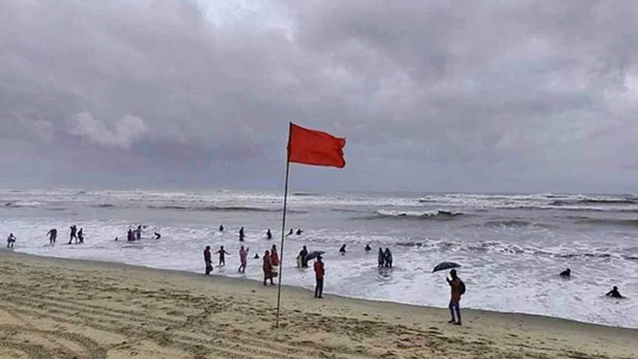 লঘুচাপের প্রভাবে সাগর উত্তাল, চার সমুদ্রবন্দরে সতর্কতা জারি