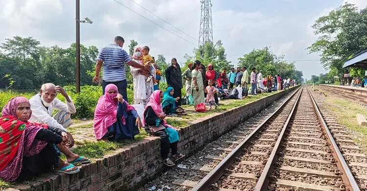 রোদ-বৃষ্টিতে ছাউনিহীন প্ল্যাটফর্মে দুর্ভোগে যাত্রীরা