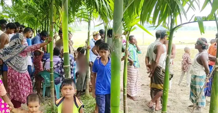 এলাকাবাসীর ধাওয়ায় শটগান-ওয়াকিটকি ফেলে পালাল বিএসএফ