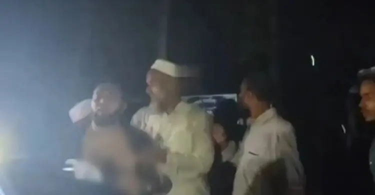 দাফনের আগে সুরতহাল করতে গেল পুলিশ, আটকে রাখল গ্রামবাসী