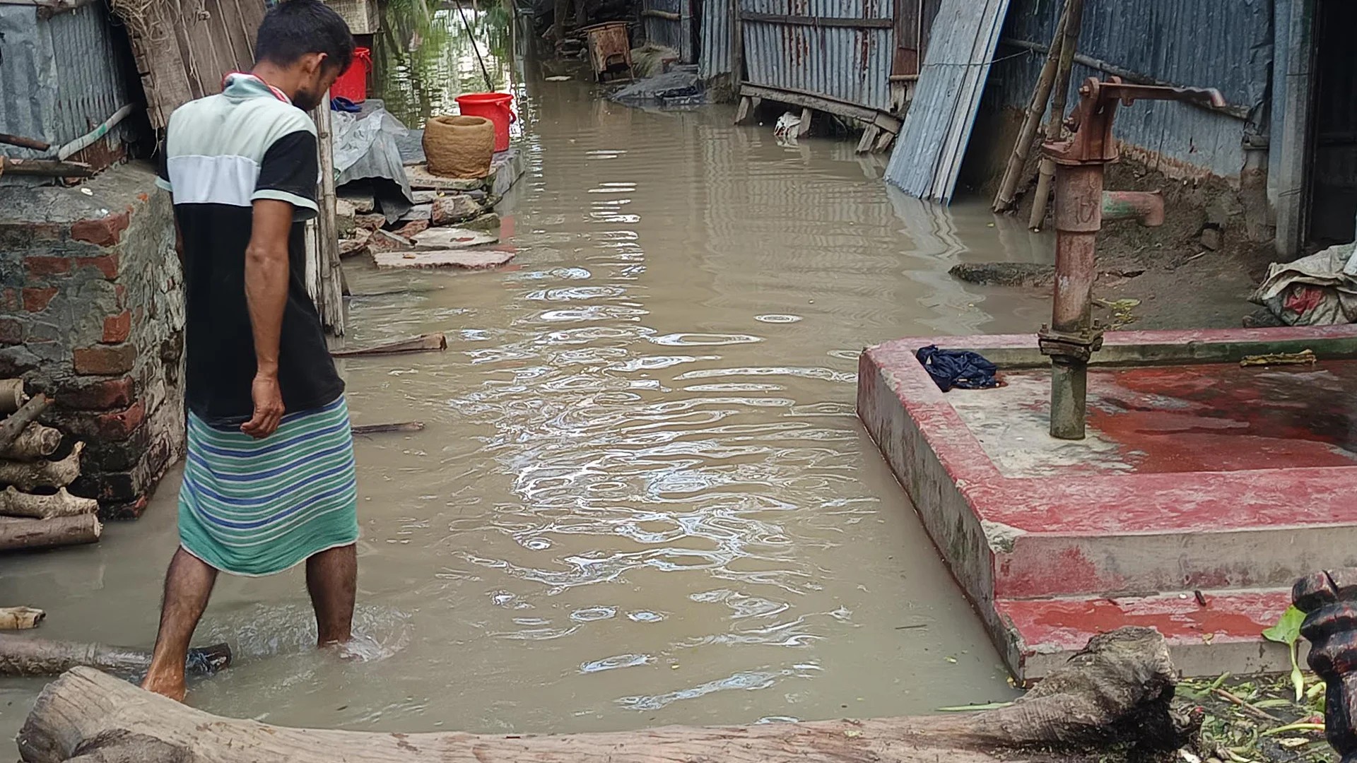 রাজশাহীতে পদ্মার পানি বিপদসীমা ছুঁইছুঁই