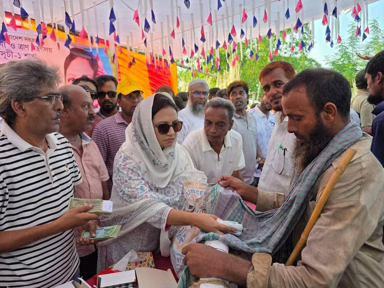 লালপুরে পানিবন্দী ও ভাঙনকবলিত মানুষের পাশে প্রতিমন্ত্রী পুতুল