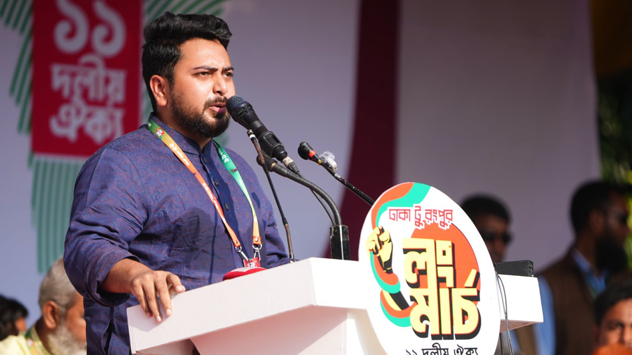 হেলিকপ্টারে পালাবেন নাকি সম্মানের সঙ্গে পদত্যাগ করবেন: তারেক রহমানকে নাহিদ ইসলাম