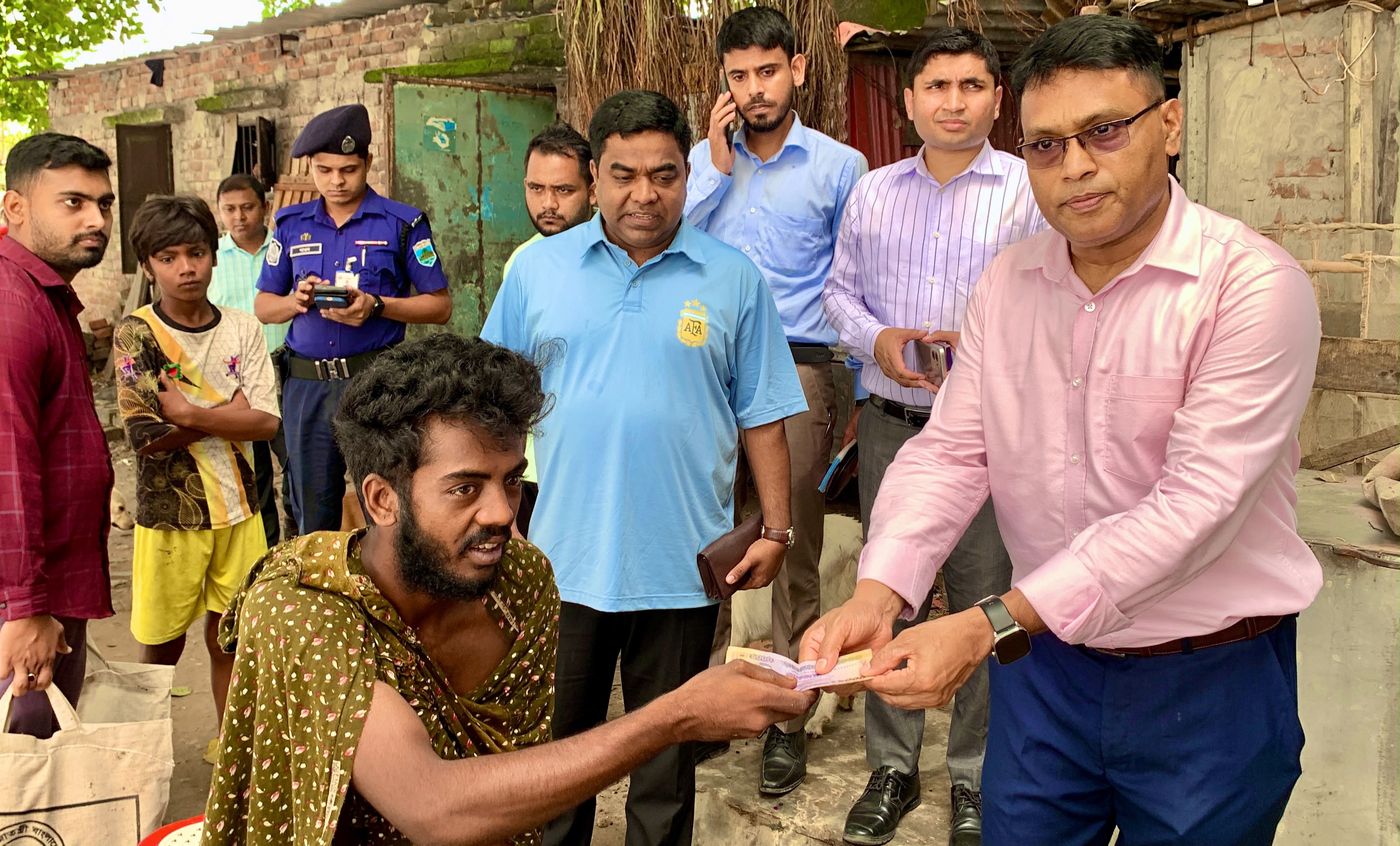 পদ্মায় ক্ষতিগ্রস্ত জেলেদের পাশে রাজশাহীর ডিসি