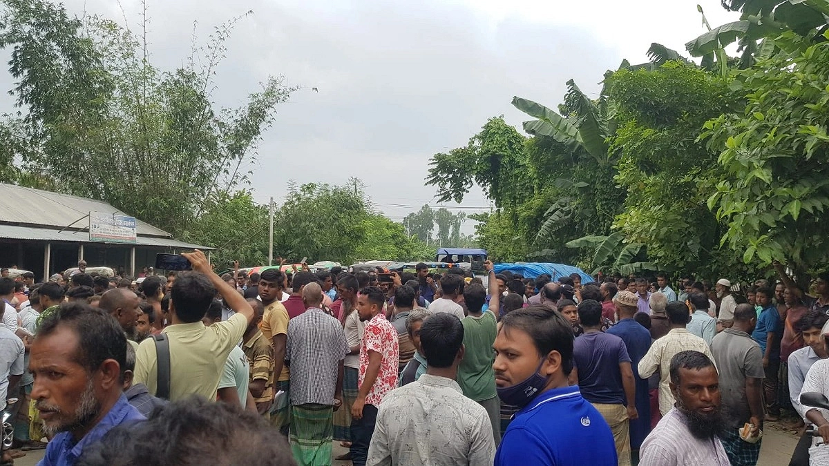সার নিয়ে উত্তেজনা, কৃষি কর্মকর্তাকে অবরুদ্ধ করে ডিলারকে ধাওয়া