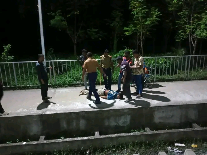 শিক্ষার্থীকে মারধরের অভিযোগে রাজশাহী রেলস্টেশনে ভাঙচুর
