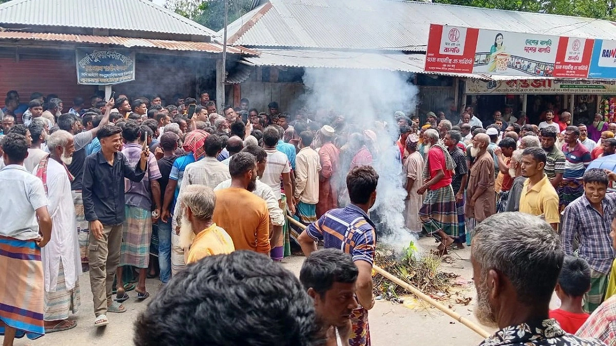 ভিড় দেখে সটকে পড়লেন সার ডিলার, সড়কে আগুন জ্বালিয়ে বিক্ষোভে কৃষকরা