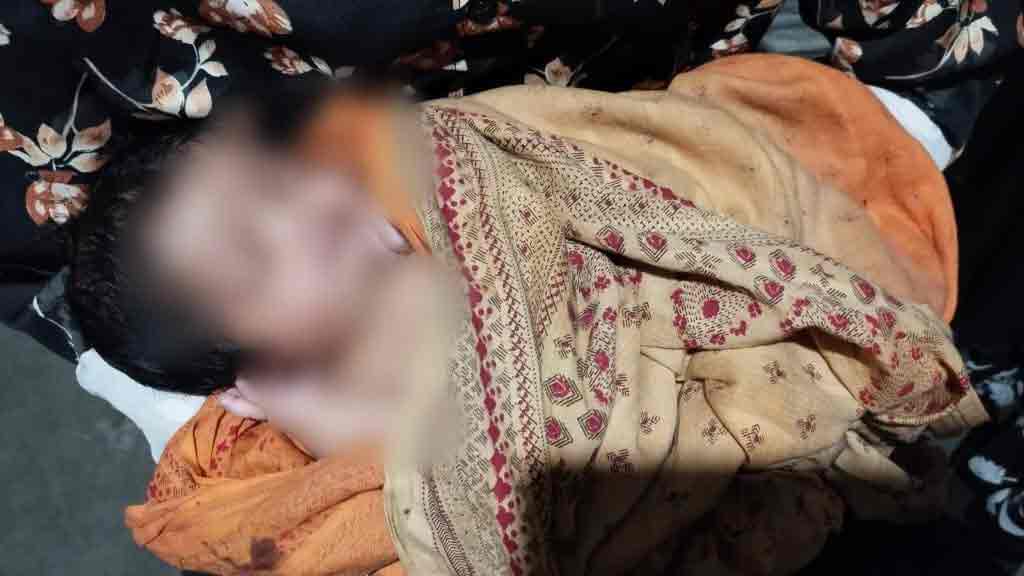 পলিথিনের ব্যাগে কান্নারত নবজাতক, ৯৯৯-এ ফোন পেয়ে উদ্ধার করল পুলিশ