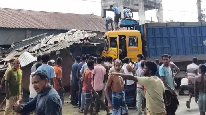 ট্রাকের ধাক্কায় প্রাণ গেল ইজিবাইকের ৩ যাত্রীর