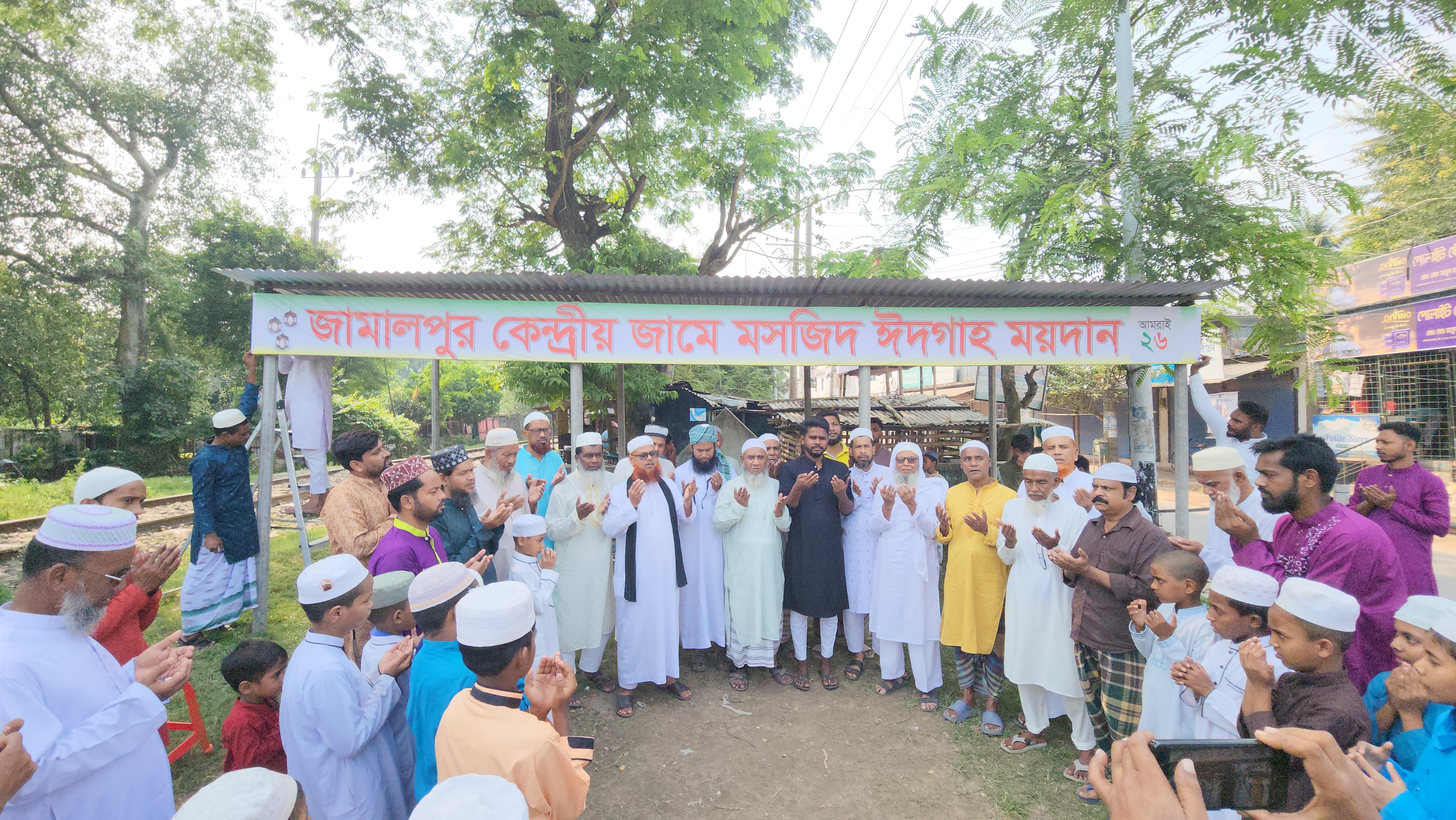মুসল্লিদের দুর্ভোগ লাঘবে ভদ্রা ঈদগাহে নতুন ছাউনি