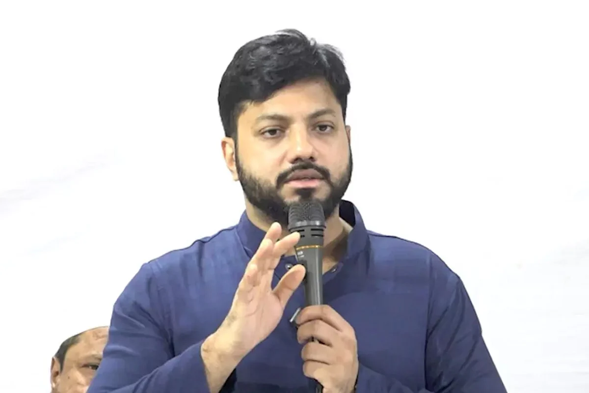 মালয়েশিয়া-সিঙ্গাপুর নয়, ঢাকাকে বাসযোগ্য করার পরিকল্পনা সরকারের : প্রতিমন্ত্রী ইশরাক