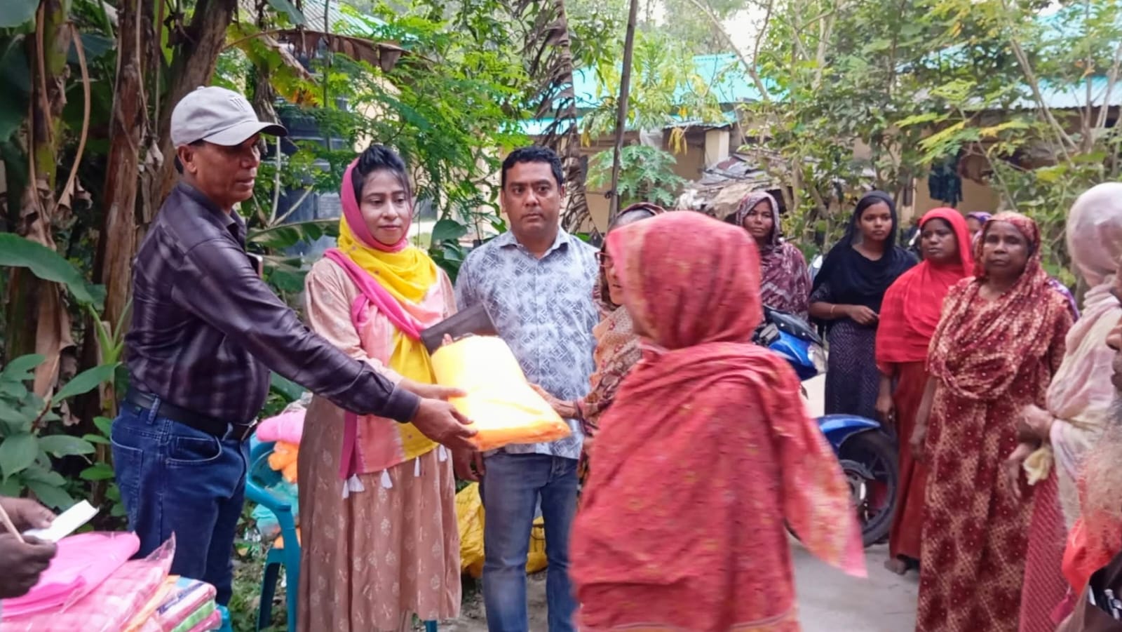 ডেঙ্গু প্রতিরোধে দুর্গাপুরে উঠান বৈঠক, মশারি পেল ৪৫ পরিবার