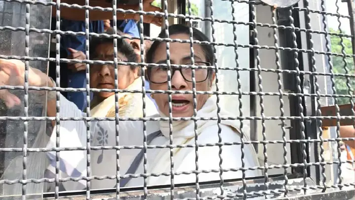দিল্লি পুলিশের হাতে মমতা বন্দ্যোপাধ্যায় আটক