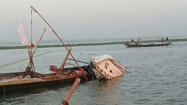 মেঘনায় জেলেদের ধাওয়া করে ডুবল নৌপুলিশের স্পিডবোট, হারিয়েছে শটগান
