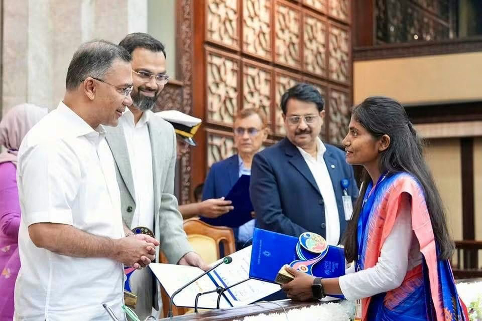 প্রধানমন্ত্রীর হাত থেকে পুরস্কার পেলেন রাকসুর ক্রীড়া সম্পাদক