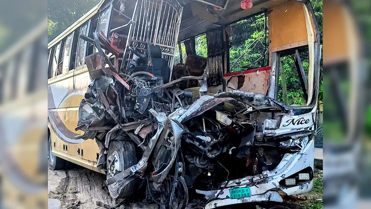 নাটোরে বাস-ট্রাক সংঘর্ষে নিহত ১৪, আহত ২৭