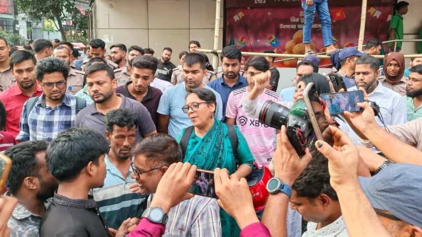 ধানমন্ডিতে ‘জয় বাংলা’ স্লোগানে পুলিশের বাধা, ছাত্র ইউনিয়নের সাবেক নেতা দীপক আটক