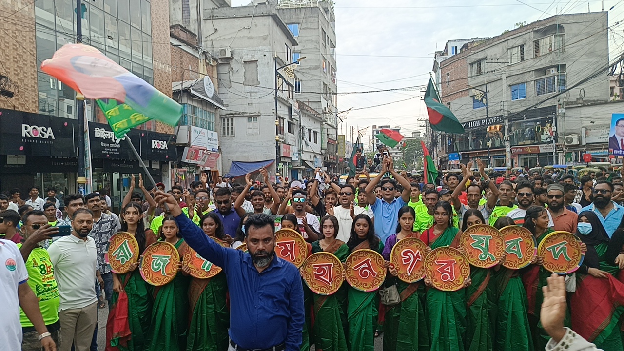 রাজশাহীতে যুবদলের শোভাযাত্রায় টমটমে প্রতীকী খালেদা জিয়া