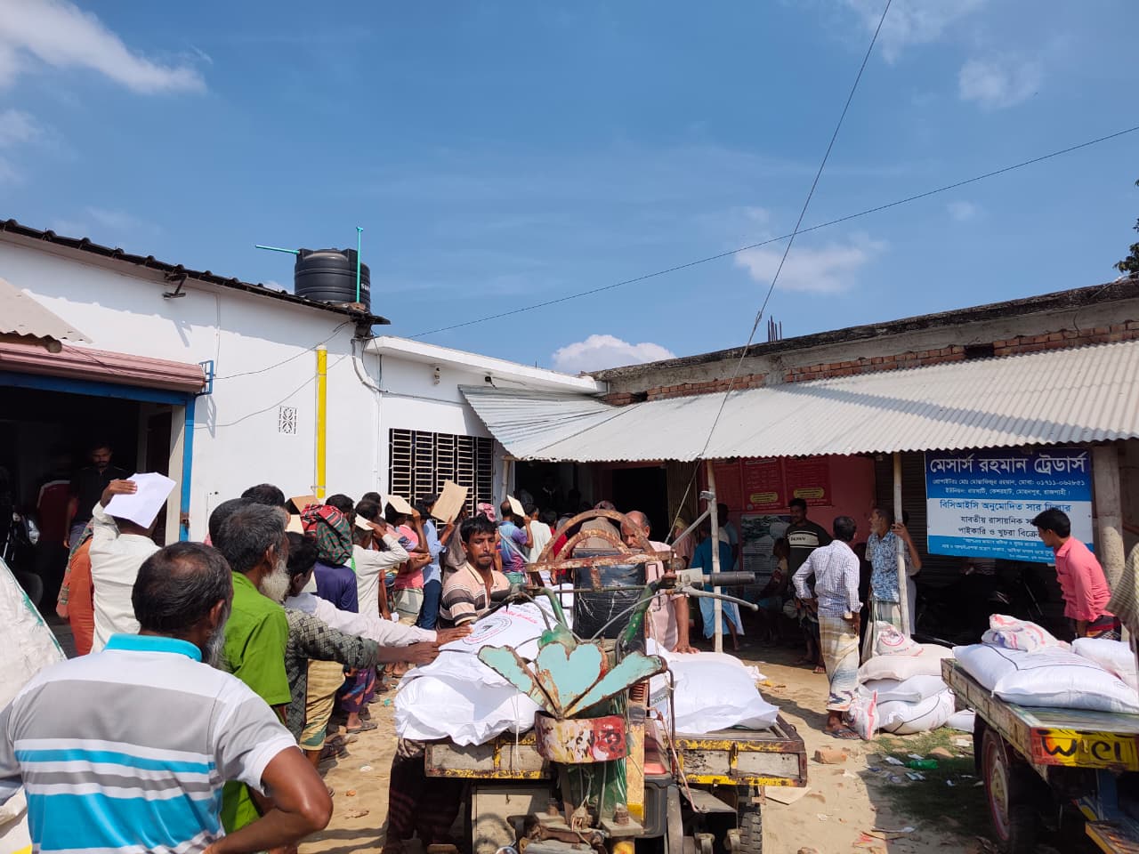 রাজশাহীতে রাতভর অপেক্ষা তবুও মিলছে না সার