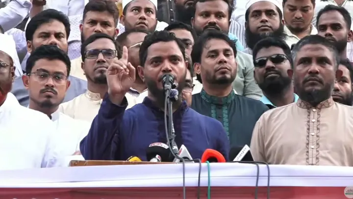 জুলাইয়ের আন্দোলনে শুধু হাসিনাই পালাননি, জাতীয় মসজিদের খতিবও পালিয়েছেন’